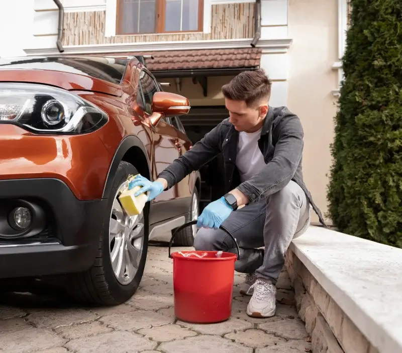 Lavage auto à domicile Hilsprich : professionnel intervenant sur un véhicule